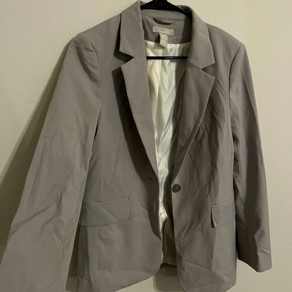 Edgy heather gray H&M suit. Fits very well. Only worn once.